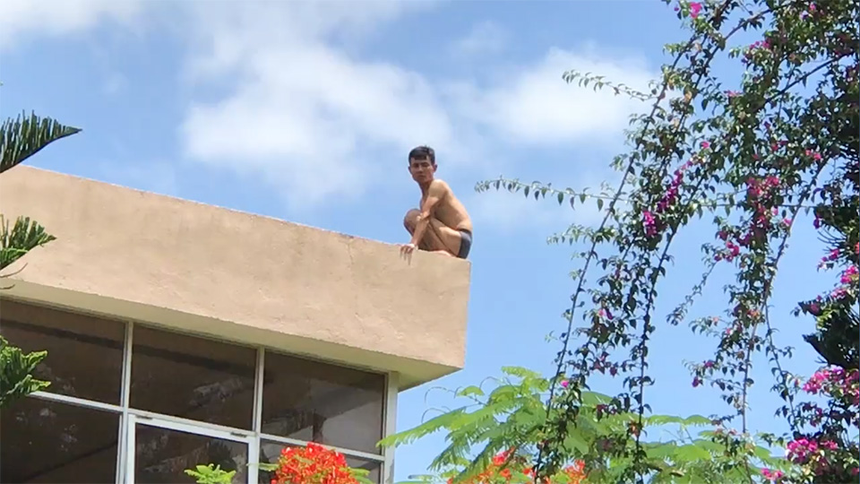 Bảo Lộc: Thanh niên nghi ngáo đá nhảy từ nóc trụ sở công an xuống đất tử vong