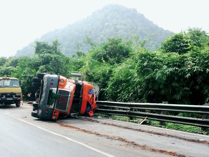 Xe tải chở rau lật trên đèo Bảo Lộc