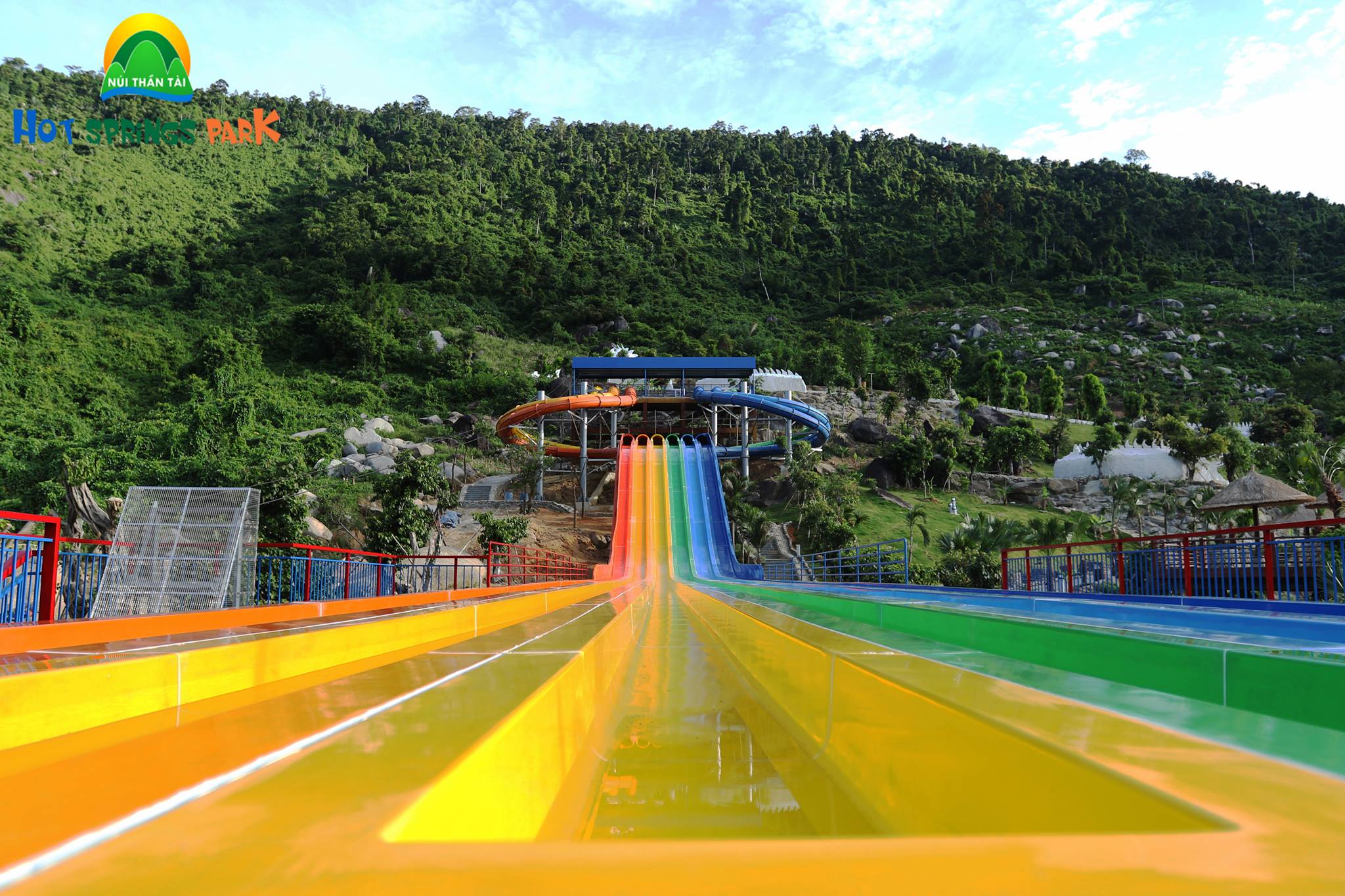 “Đã mắt” với công viên nước trên núi lớn nhất Việt Nam vừa mới khai trương