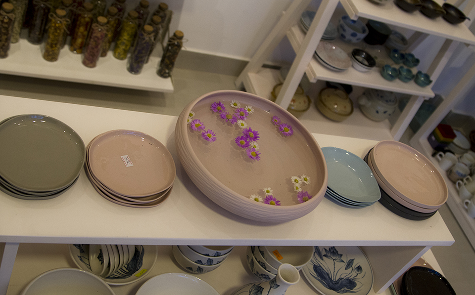 Đà Lạt: Check-in tiệm gốm sứ NHẬT BẢN siêu lung linh và uống trà hoa miễn phí