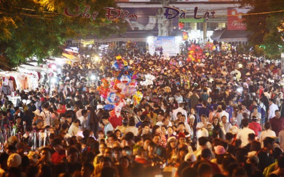 Du khách chen chân lên Đà Lạt nghỉ mát