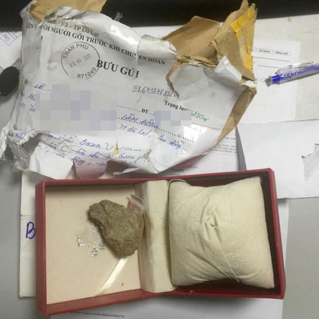 Đà Lạt: Gửi qua bưu điện, đồng hồ biến thành… đá cuội?