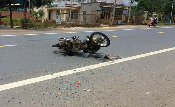 Đức Trọng: Lái xe nghe điện thoại, một học sinh tông vào ô tô bị thương nặng