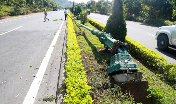 Lâm Đồng: Xe 25 chỗ leo giải phân cách, tông gãy trụ đèn đường cao tốc