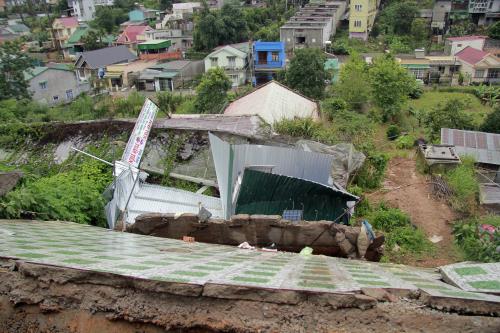 Sạt lở kéo sập hoàn toàn một ngôi nhà tại Đà Lạt
