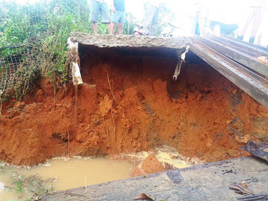 Lâm Đồng: Sập cầu trong đêm, hàng chục hộ dân bị chia cắt