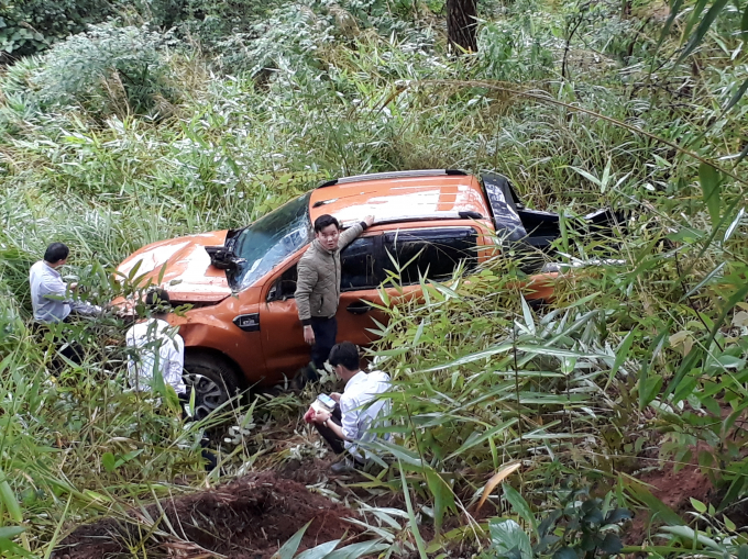 Đà Lạt: Xe bán tải lao xuống vực, 3 người thoát chết