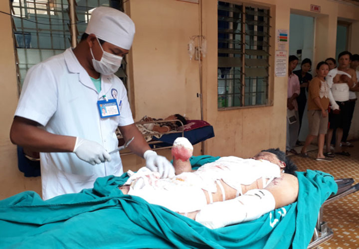 Đắk Lắk: Thiếu niên mất hai tay khi lắc phân bón cho cây