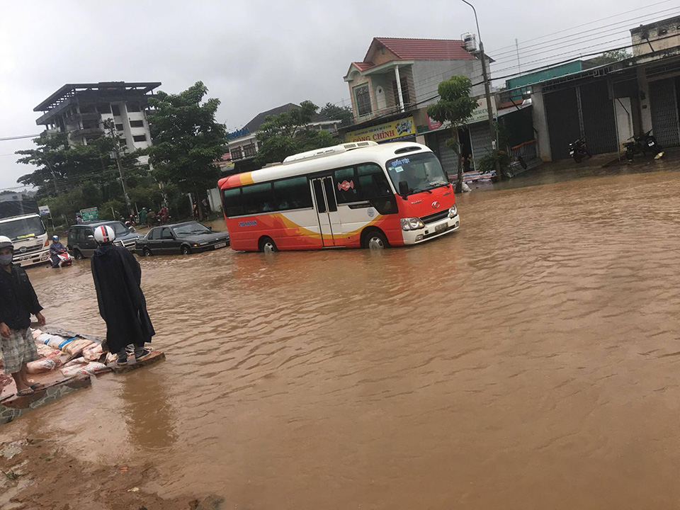 Bảo Lộc: Mưa lớn, một đoạn Quốc lộ 20 biến thành “sông”