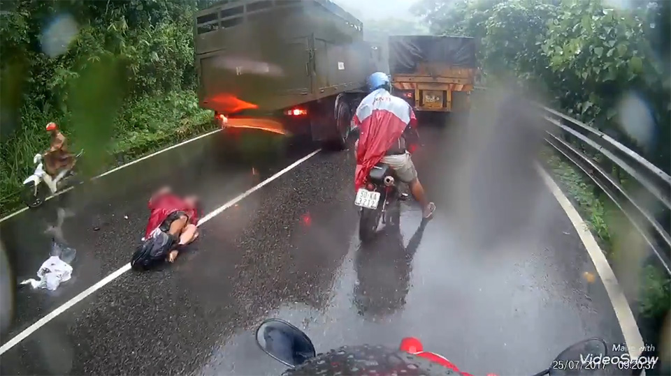 Xe tải vượt ẩu gây tai nạn thương tâm cho xe máy đi ngược chiều tại đèo Bảo Lộc