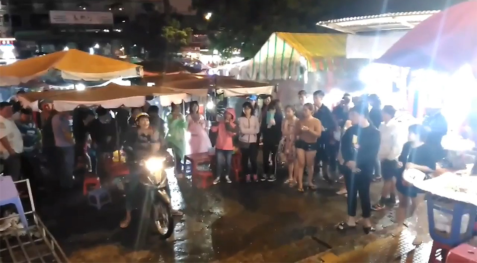 Cái kết cho thanh niên say xỉn nẹt pô đòi phi xe lên cầu thang chợ đêm Đà Lạt