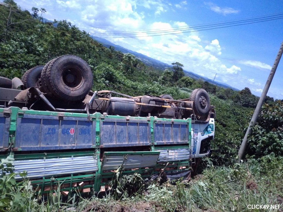 Đức Trọng: Xe tải chở gạch bị lật do đường sụt lún