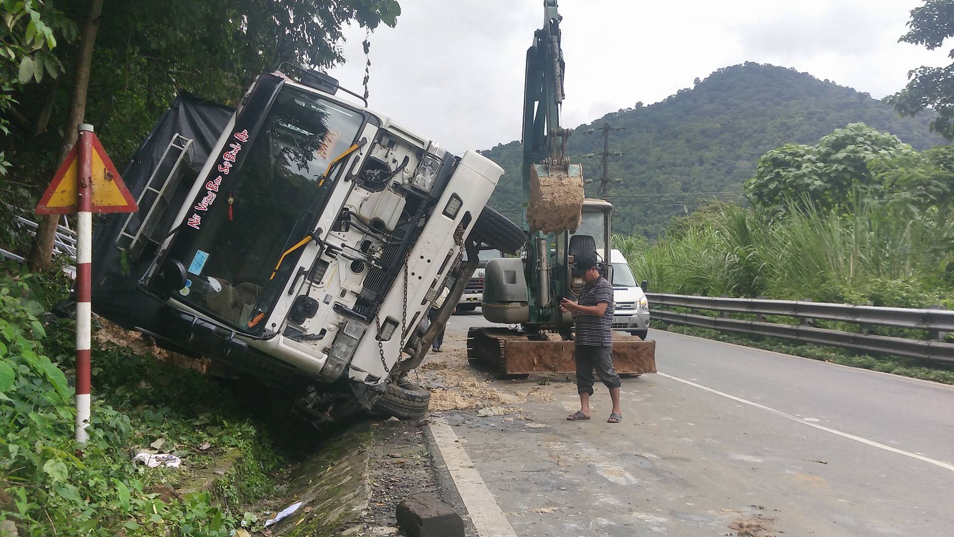 Sau một ngày, xe tải chở cát bị lật trên đèo Bảo Lộc mới được giải cứu