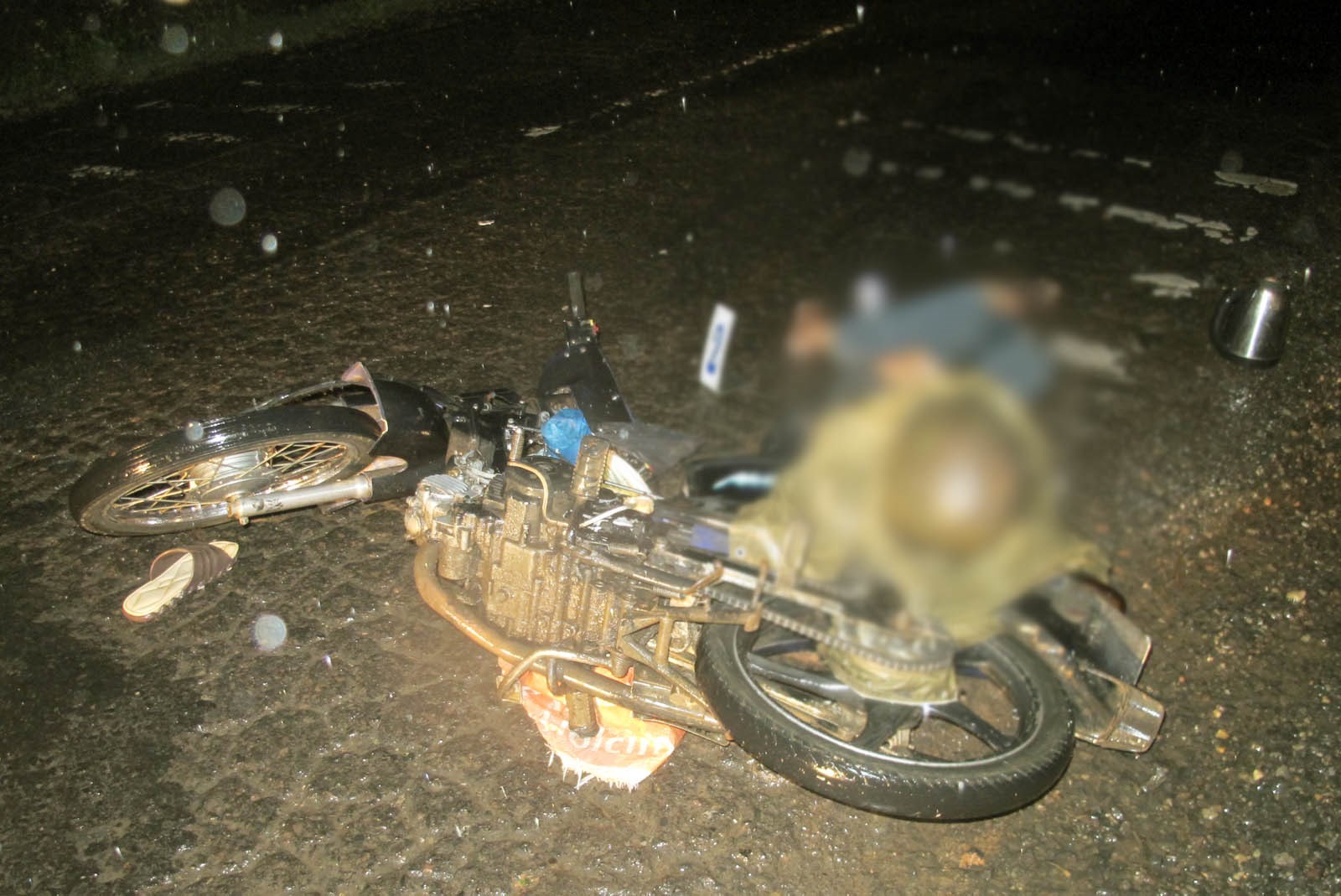 Đà Lạt: Áo mưa siết cổ tử vong do cuốn vào xe máy