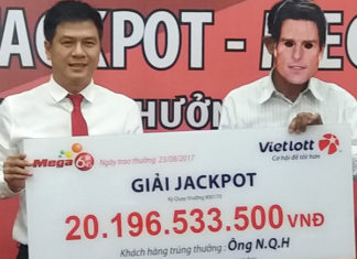 Thợ máy quê Lâm Đồng đeo mặt nạ nhận thưởng 20 tỷ đồng