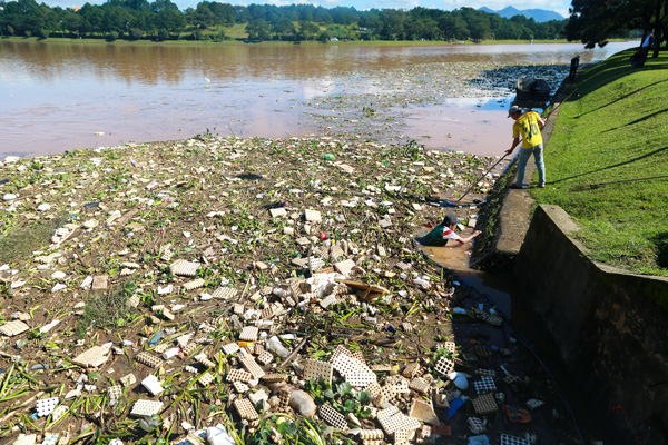 Đà Lạt: Hai ngày vớt gần 100 m3 rác hồ Xuân Hương