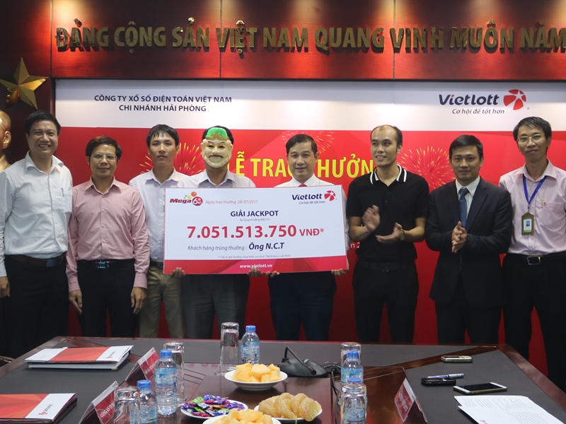 Ở Lâm Đồng đi công tác Hà Nội mua vé số Vietlott trúng hơn 7 tỷ đồng