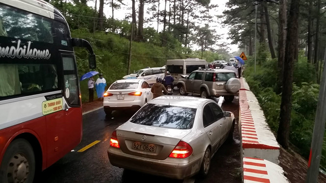 Đà Lạt: 4 ô tô tông nhau gần ‘nhà ma’ trên đèo Prenn, 4 người bị thương