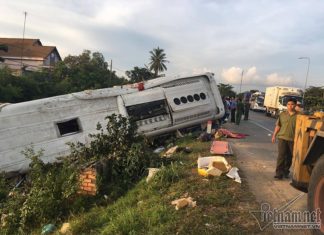 Hàm Tân: Xe khách đối đầu xe container, 2 người chết