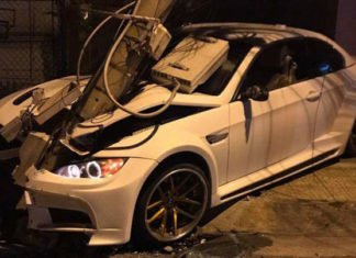 BMW độ của tay chơi Đà Lạt tông gãy trụ đèn, đầu xe hư hỏng nặng