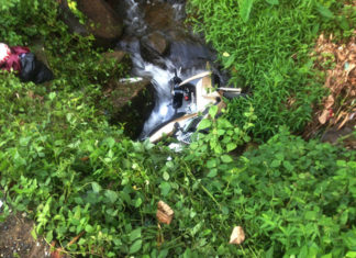 Ô tô khách lấn làn, ép hai vợ chồng đi xe máy xuống vực sâu trên đèo Bảo Lộc