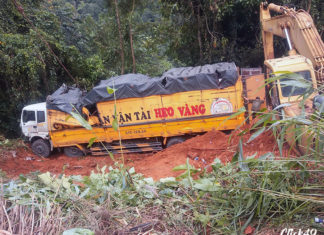 Xe tải vận chuyển xe máy lao xuống đèo Bảo Lộc