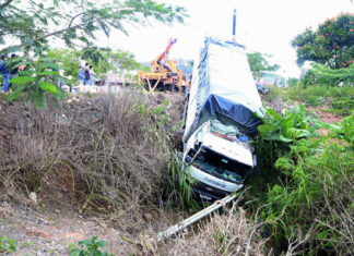 Di Linh: Xe tải mất lái, tài xế và lơ xe nhảy khỏi xe thoát nạn