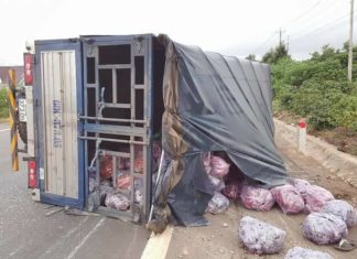 Đức Trọng: Xe tải lật ngang đường vì né người say rượu