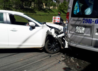 Đà Lạt: Ô tô húc đít xe khách, một người bị thương