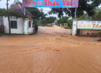 Lâm Đồng: Nước lũ tràn về cô lập khu du lịch Thác Voi