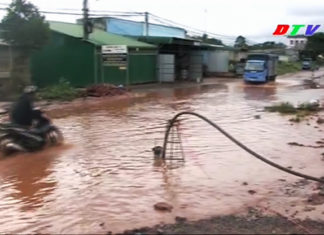 Di Linh: Người dân dùng máy bơm nước…để chống ngập tuyến quốc lộ!