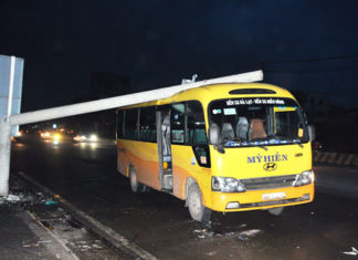 Cột điện đổ sập, 20 hành khách trên xe thoát nạn