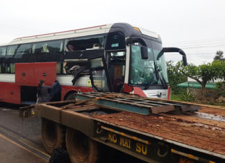 Bảo Lộc: Xe khách va chạm xe đầu kéo, hàng chục hành khách hoảng loạn