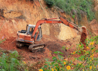 Tạm giữ 2 xe cơ giới san ủi đất rừng trái phép ở Đà Lạt