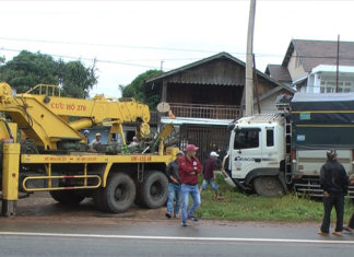 Đức Trọng: Tránh xe máy, xe tải húc hỏng 2 cột điện