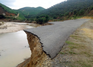 Lâm Đồng: Sau lũ đoạn đường nối liền 3 xã bị sạt lở nghiêm trọng