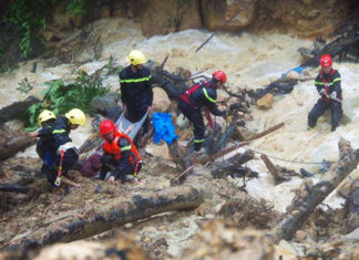 Hình ảnh tan thương, tìm kiếm đưa thi thể nạn nhân nữ trong vụ lũ cuốn trôi xe máy xuống vực sâu