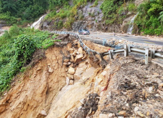 Mưa lớn, đường Nha Trang – Đà Lạt sạt lở hàng loạt