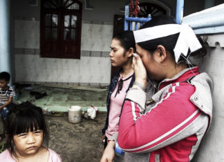 Ninh Hòa phủ trắng khăn tang