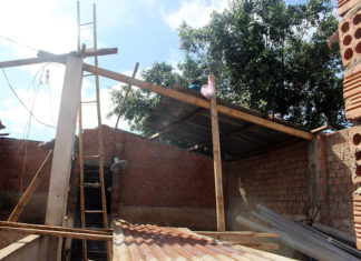 Đức Trọng: Mưa, lốc xoáy làm 2 trại heo bị sập, 3 người bị thương