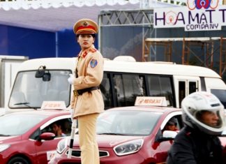 Nữ CSGT dịu dàng làm nhiệm vụ tại Festival hoa Đà Lạt