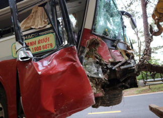 Đà Lạt: Xe khách giường nằm lao vào vách núi trên đèo Prenn