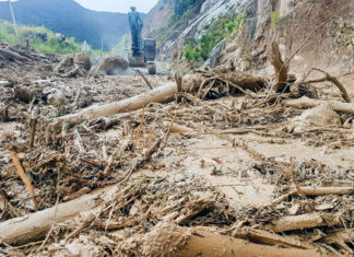 Suýt chết khi dọn đất đá sạt lở gây chia cắt Nha Trang – Đà Lạt