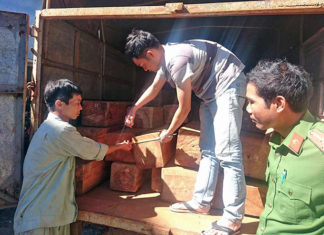 Bảo Lâm: Xe gỗ lậu tăng ga vượt qua chốt cảnh sát