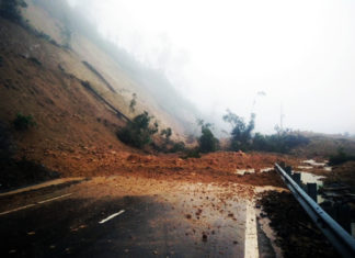 Đèo Hòn Giao lại sạt lở, xe cộ tạm thời không thể lưu thông