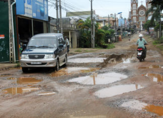 Bảo Lộc: Tan nát một tuyến đường liên phường, xã