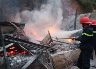Đà Lạt: Cháy nhà trên đồi cao, lực lượng chữa cháy phải sử dụng xe máy tiếp cận