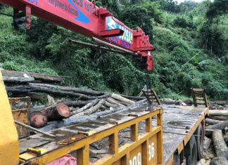 Lâm Đồng: Xe cẩu ngang nhiên vào hồ thủy điện vận chuyển gỗ lậu