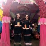 hoi-ban-than-hut-moi-anh-nhin-trong-dam-cuoi-cua-nguoi-e-de-2