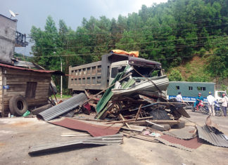 Lâm Đồng: Xe tải lao lên lề, tông sập quán bên đường